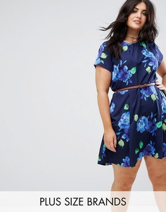 Приталенное платье с цветочным принтом и поясом Yumi Plus - Темно-синий