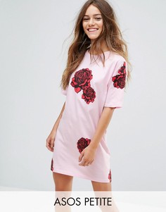 Платье-футболка с розами и V-образным вырезом на спине ASOS PETITE - Розовый