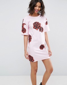 Платье-футболка с V-образным вырезом на спине и принтом роз ASOS - Розовый