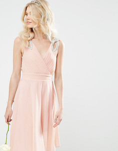 Платье миди для выпускного с декорированными плечиками TFNC Petite WEDDING - Розовый
