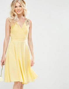 Платье миди для выпускного с декорированными плечиками TFNC Petite WEDDING - Желтый