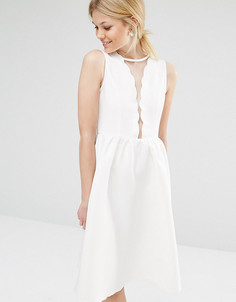 Короткое приталенное платье с фигурной отделкой Boohoo Petite - Белый