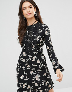 Короткое приталенное платье с расклешенными рукавами и цветочным принтом Glamorous Tall - Черный