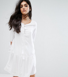 Короткое приталенное платье со шнуровкой и расклешенными рукавами Noisy May Tall - Белый
