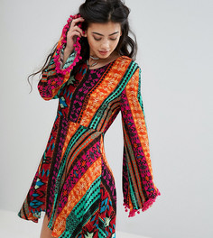 Короткое приталенное платье с ацтекским принтом и помпонами Glamorous Petite - Мульти