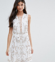 Короткое приталенное платье с цветочной отделкой и шнуровкой Maya Petite - Белый