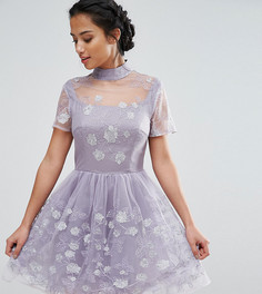 Короткое приталенное платье для выпускного из сетки с цветочной вышивкой Chi Chi London Petite - Фиолетовый