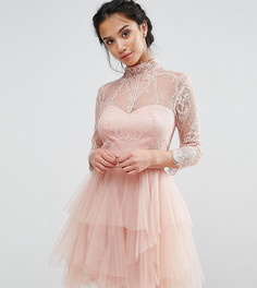 Кружевное платье мини для выпускного с ярусной юбкой Chi Chi London Petite - Розовый