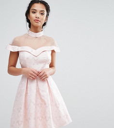 Платье для выпускного с высокой сетчатой горловиной и жаккардовым узором пейсли Chi Chi London Petite - Розовый