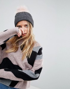 Шапка-бини с узором в косичку и розовым помпоном из искусственного меха ASOS - Серый