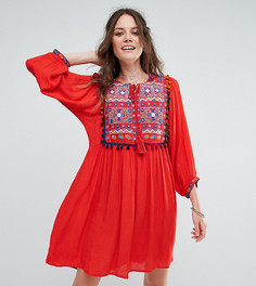 Свободное платье с симметричной вышивкой и помпонами Glamorous Tall - Красный