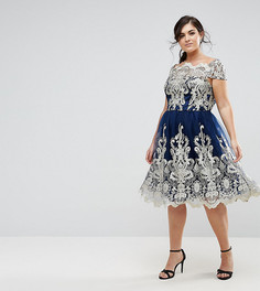 Платье миди для выпускного с кружевом металлик и открытыми плечами Chi Chi London Plus Premium - Темно-синий