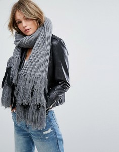 Серый вязаный шарф с бахромой Glamorous - Серый