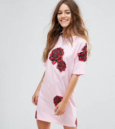 Платье-футболка с розами и V-образным вырезом на спине ASOS PETITE - Розовый