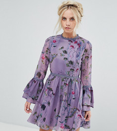 Короткое приталенное платье с цветочным принтом и расклешенными рукавами Little Mistress Petite - Фиолетовый