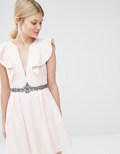 Приталенное платье с глубоким вырезом спереди Little Mistress Petite - Розовый