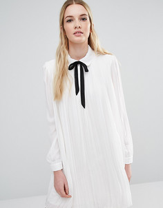 Плиссированное цельнокройное платье с завязкой Fashion Union Tall Diana - Кремовый