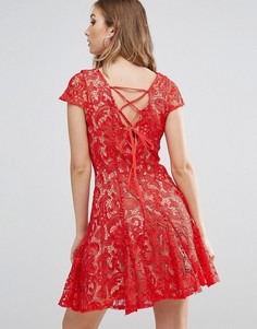 Короткое приталенное платье из кружева Glamorous - Красный