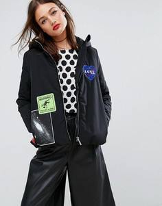 Дутая куртка с капюшоном и нашивками Love Moschino - Черный