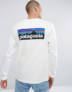 Белый лонгслив с принтом на спине Patagonia - Белый