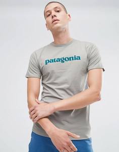 Серая узкая футболка с текстовым логотипом Patagonia - Серый