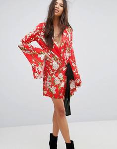 Платье с цветочным принтом и широкими рукавами PrettyLittleThing - Красный