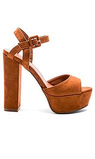 С каблуком и на платформе twiggy - by the way.