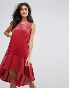 Свободное фактурное платье с асимметричным подолом Vero Moda - Красный