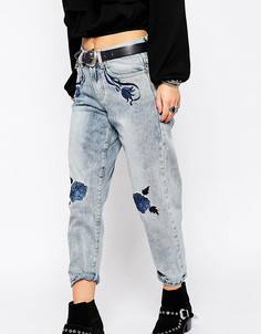 Свободные джинсы бойфренда с цветочной вышивкой Glamorous Petite - Синий