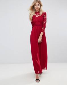 Платье макси с кружевным топом, воротником-стойкой и шифоновой юбкой Club L - Красный
