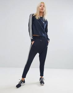 Темно-синие трикотажные брюки с заниженным шаговым швом adidas Originals - Темно-синий