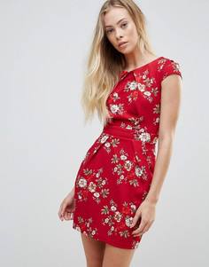 Платье-футляр с цветочным принтом QED London - Красный