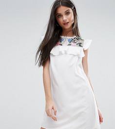 Платье с вышивкой и оборками Boohoo Petite - Белый