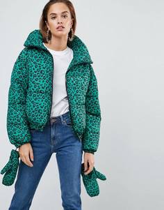 Дутая куртка с леопардовым принтом и варежками ASOS - Зеленый