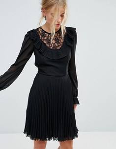 Приталенное платье с длинными рукавами, оборкой и плиссированной юбкой Elise Ryan - Черный
