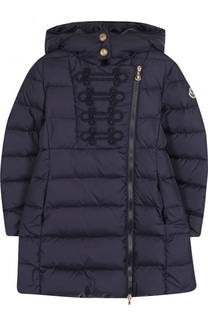 Пуховое пальто с вышивкой и косой молнией Moncler Enfant