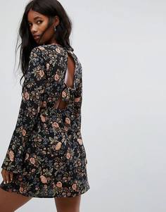 Платье мини с цветочным принтом и вырезом на спине PrettyLittleThing - Черный