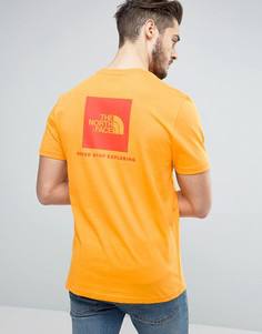 Оранжевая футболка с логотипом в красном квадрате сзади The North Face - Оранжевый