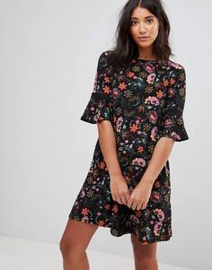 Свободное платье с цветочным принтом и оборкой QED London - Мульти