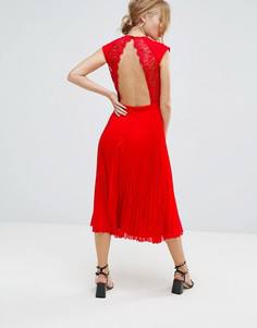 Приталенное платье с открытой спиной и плиссированной юбкой Elise Ryan - Красный