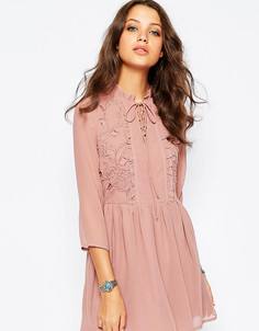 Короткое приталенное платье на шнуровке с оборками Glamorous Tall - Розовый