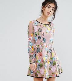 Короткое приталенное платье с длинными рукавами и вышивкой True Decadence Petite - Мульти