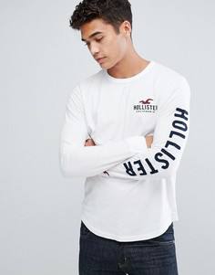 Белый лонгслив с принтом на рукаве Hollister - Белый