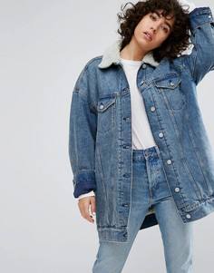 Удлиненная джинсовая куртка с подкладкой из искусственного меха Weekday - Синий