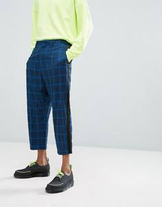 Суженные книзу синие клетчатые брюки заниженного кроя с полосой по бокам ASOS - Синий