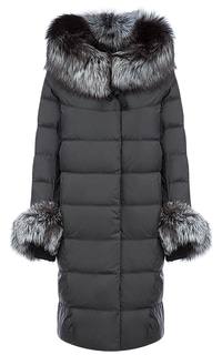 Длинное пальто на искусственном пуху с отделкой из трикотажа и мехом чернобурки La Reine Blanche