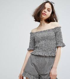 Клетчатый топ с широким вырезом и оборками Monki - Розовый