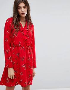 Чайное платье с оборкой и цветочным принтом Vero Moda - Красный