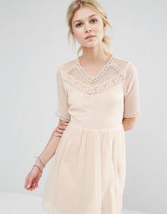 Короткое приталенное платье с сетчатой кокеткой Vero Moda Petite - Кремовый