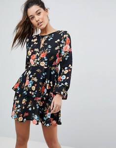 Короткое приталенное платье с цветочным принтом PrettyLittleThing - Черный